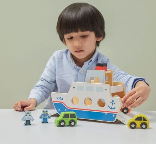 סירת מעבורת מעץ עם גלגלים, רמפות נפתחות, 2 דמויות משחק ו 4 כלי רכב