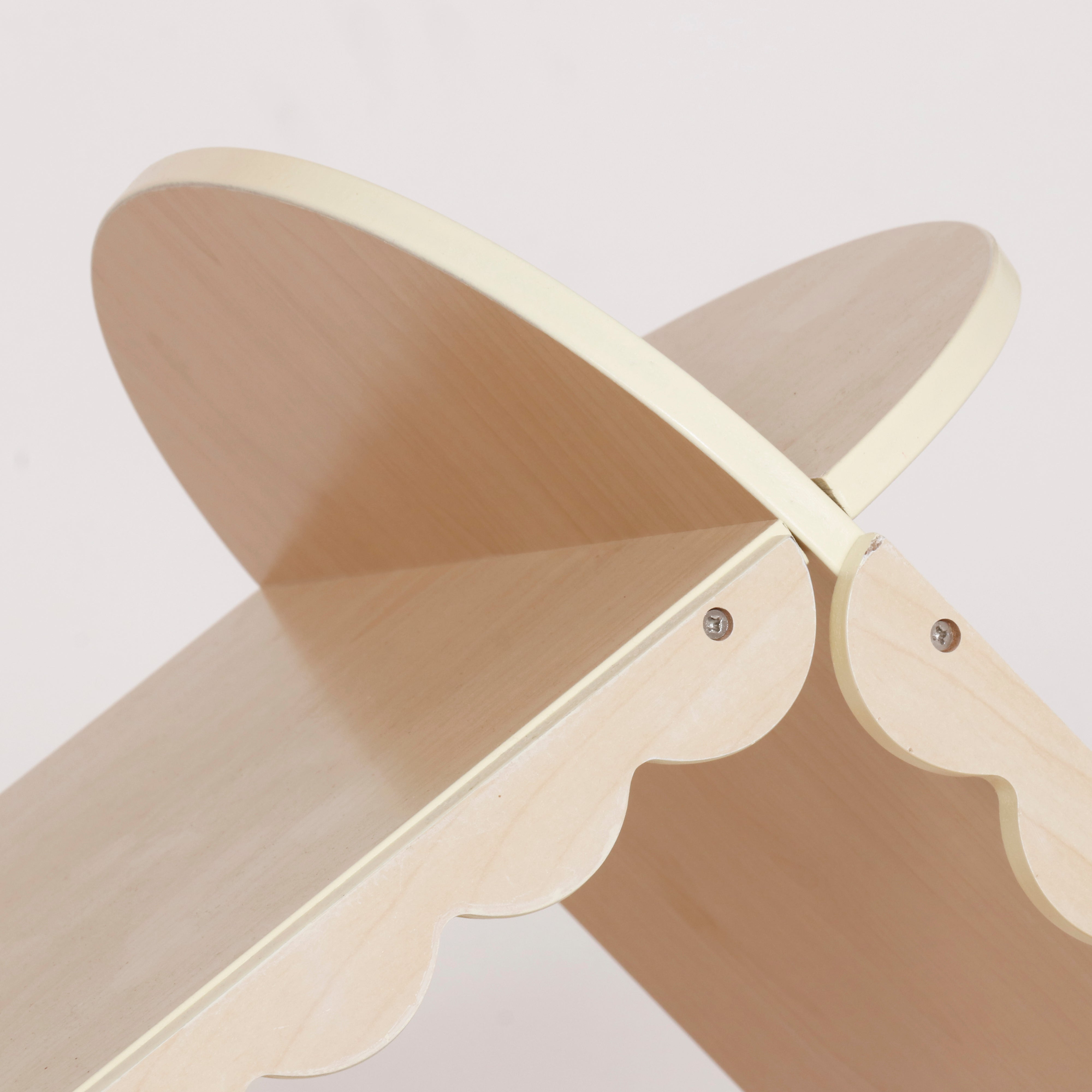 יחידת מדפים לחדר ילדים בצורת בית מעץ