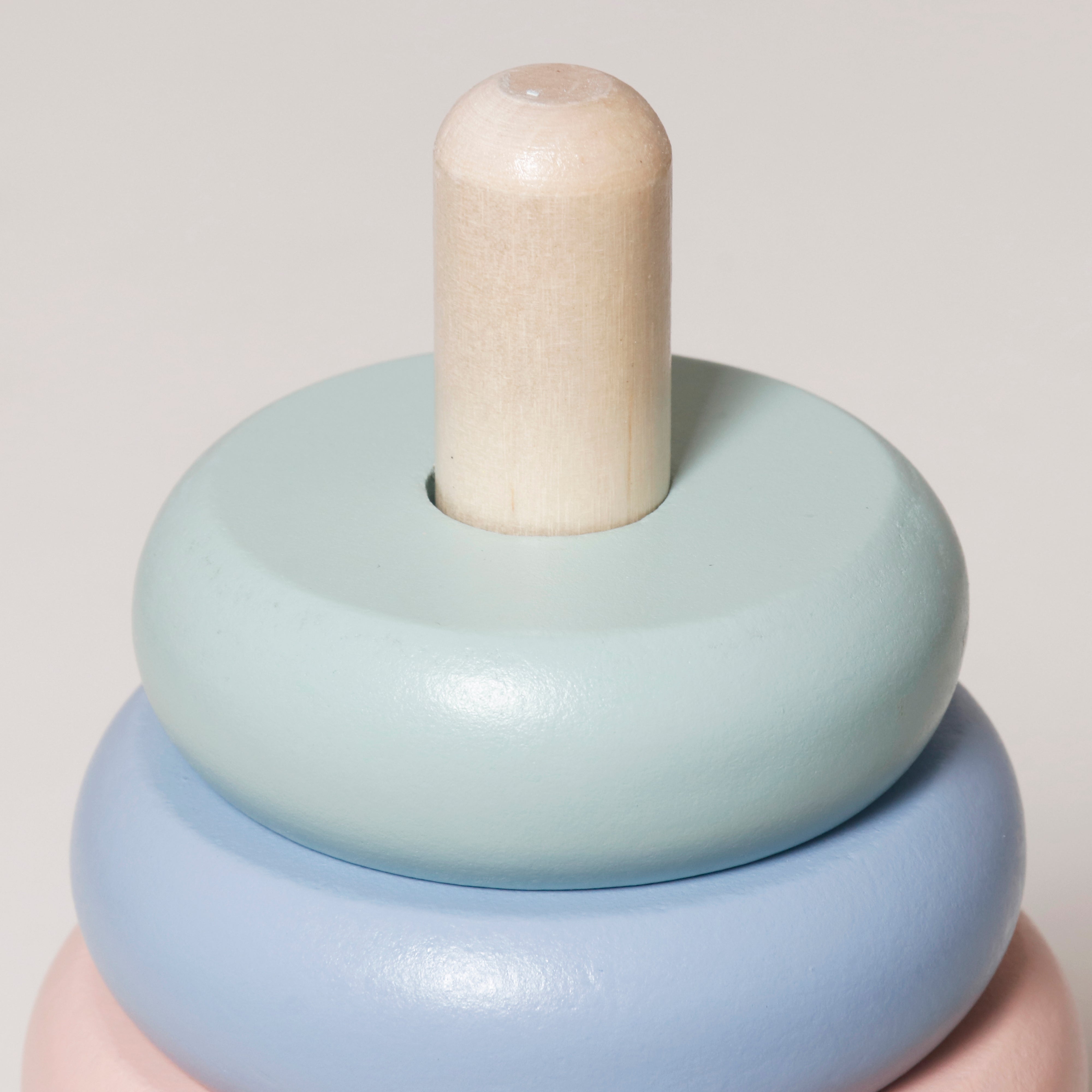 סט 3 צעצועי התפתחות הכולל הך פטיש, מגדל טבעות וקוביית פעילות להשחלת צורות מעץ