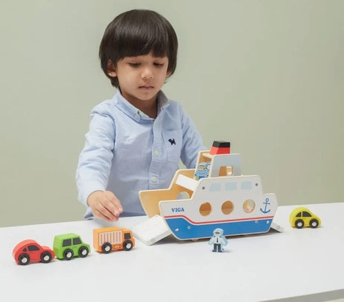 סירת מעבורת מעץ עם גלגלים, רמפות נפתחות, 2 דמויות משחק ו 4 כלי רכב