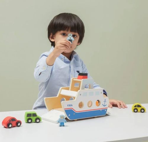 סירת מעבורת מעץ עם גלגלים, רמפות נפתחות, 2 דמויות משחק ו 4 כלי רכב