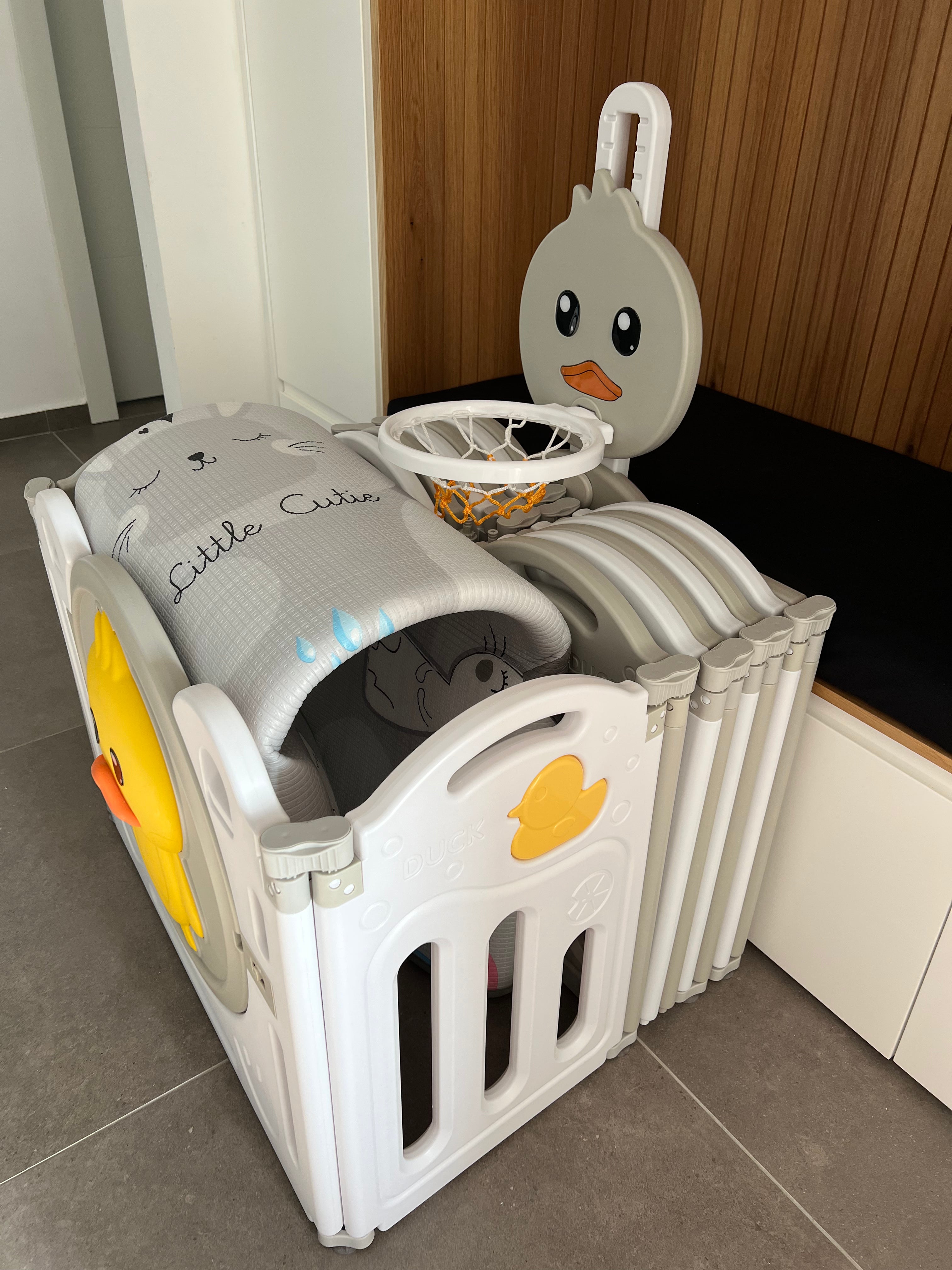 הזמנה מוקדמת - גדר פעילות מתקפלת לילדים ותינוקות מידה XL בצבע נס קפה - (207X161 ס"מ) - כולל משטח פעילות תואם למידות הגדר במתנה!