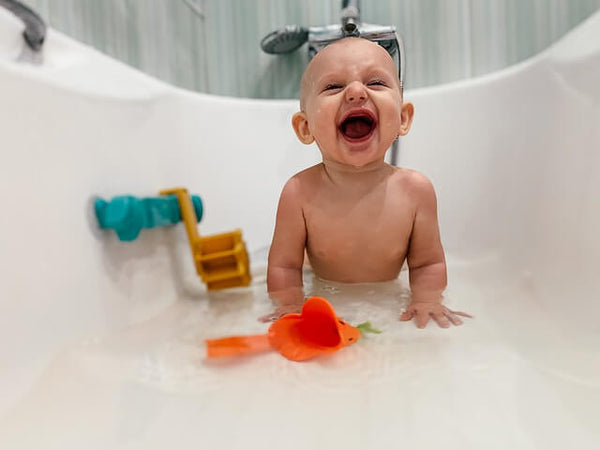 השיטות שיגרמו לכל תינוק לרצות להיכנס למקלחת